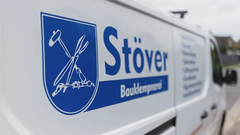 Stöver Firmenlogo am Einsatzfahrzeug