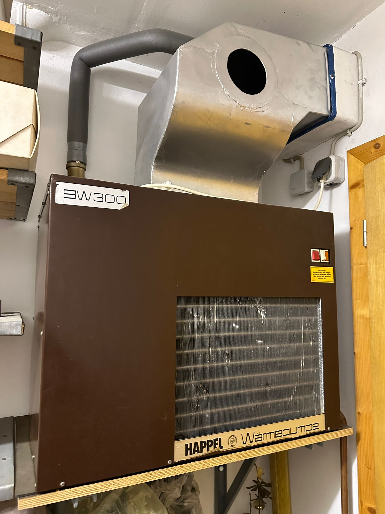 Happel BW300 Wärmepumpe aus den 1980ern im Keller des Hauses Stöver in Tostedt